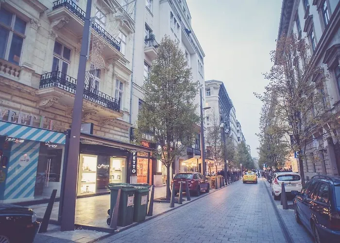 Stunning New Near Basilica Apartament *